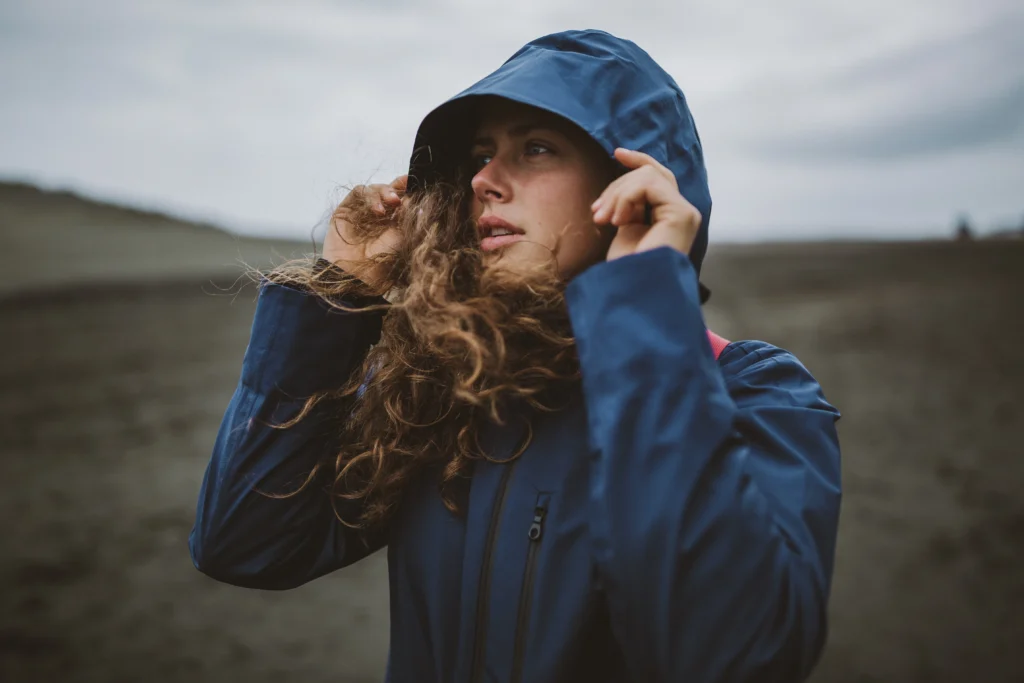 bordado de invierno 2026 en parka azul corporativa creabord