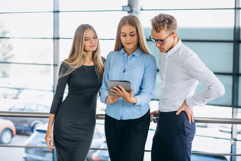 Camisas corporativas personalizadas con bordado industrial para personal administrativo de oficina